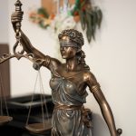 Sztuka obrony nieletnich: jak skutecznie reprezentować młodocianych klientów